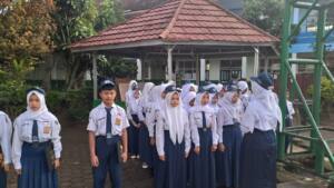 Upacara bendera SMPN 2 Kertasari di lapangan sekolah