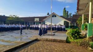 Upacara bendera SMPN 2 Kertasari di lapangan sekolah