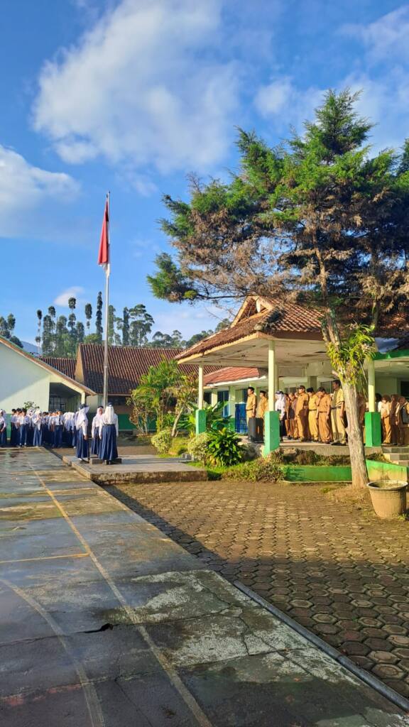 Upacara bendera SMPN 2 Kertasari di lapangan sekolah