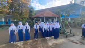 Upacara bendera SMPN 2 Kertasari di lapangan sekolah