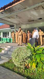 Upacara bendera SMPN 2 Kertasari di lapangan sekolah