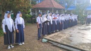 Upacara bendera SMPN 2 Kertasari di lapangan sekolah