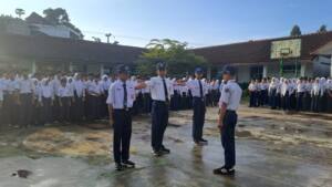 Upacara bendera SMPN 2 Kertasari di lapangan sekolah