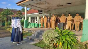 Upacara bendera SMPN 2 Kertasari di lapangan sekolah