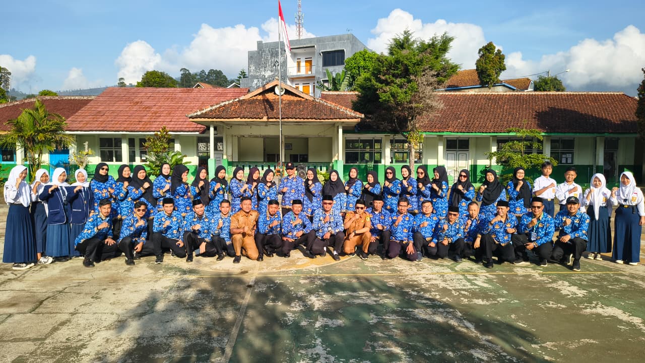 Guru SMPN 2 Kertasari mengikuti upacara peringatan Hari Pendidikan Nasional 2026 di lapangan sekolah.
