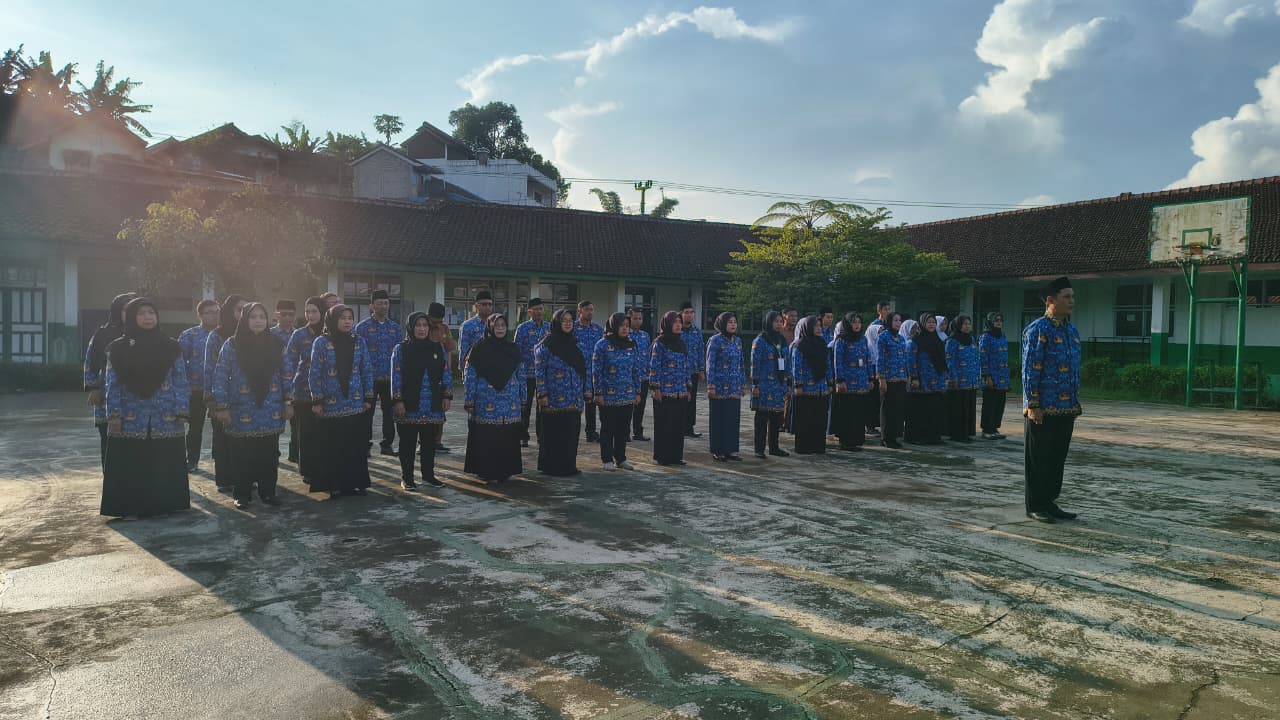 Guru SMPN 2 Kertasari mengikuti upacara peringatan Hari Pendidikan Nasional 2026 di lapangan sekolah.