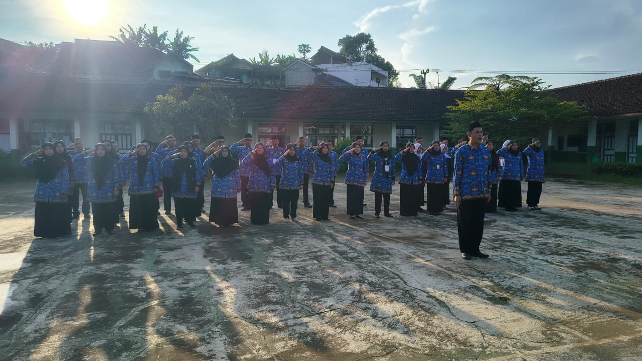 Guru SMPN 2 Kertasari mengikuti upacara peringatan Hari Pendidikan Nasional 2026 di lapangan sekolah.