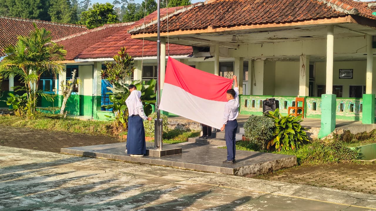 Guru SMPN 2 Kertasari mengikuti upacara peringatan Hari Pendidikan Nasional 2026 di lapangan sekolah.