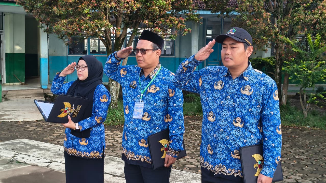 Guru SMPN 2 Kertasari mengikuti upacara peringatan Hari Pendidikan Nasional 2026 di lapangan sekolah.